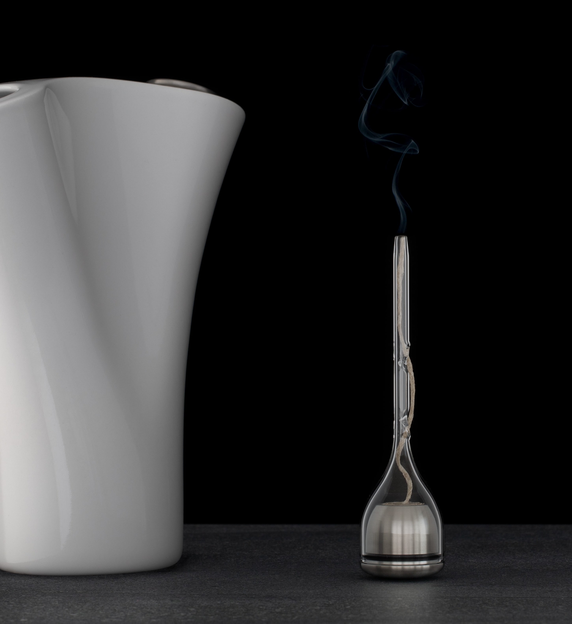 Self-extinguishing borosilicate glass wick holder with porcelain water pipe